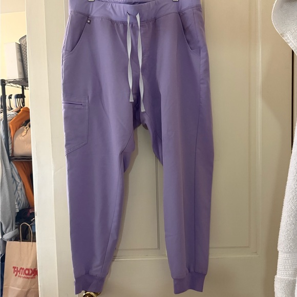 Figs Lavender dew scrub top and bottom - Picture 4 of 5